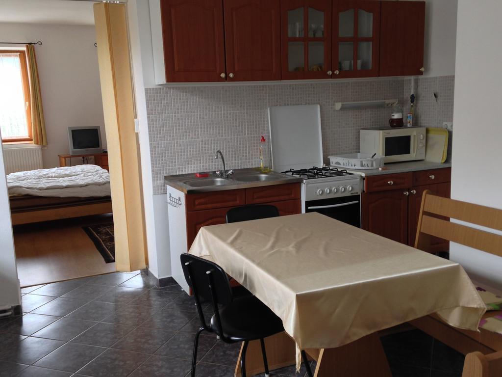 Petra Apartmanok Velem Room photo